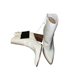 Forever 21 Chic White Heeled Boots